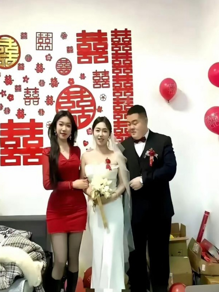 这位新郎看起来有点迫不及待了