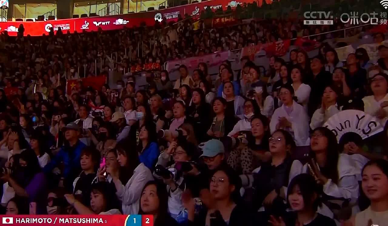 混双比赛开始啦，我紧张得心跳都加快了。

今天赛场下面的座位全都坐满了人，粉