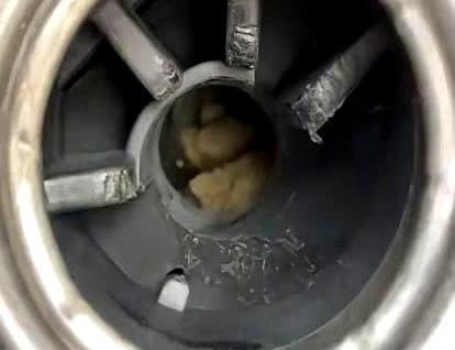 真是命大 四川一女子载着一家人自驾回老家，却在高速上发现汽车有些怠速，就来到了服