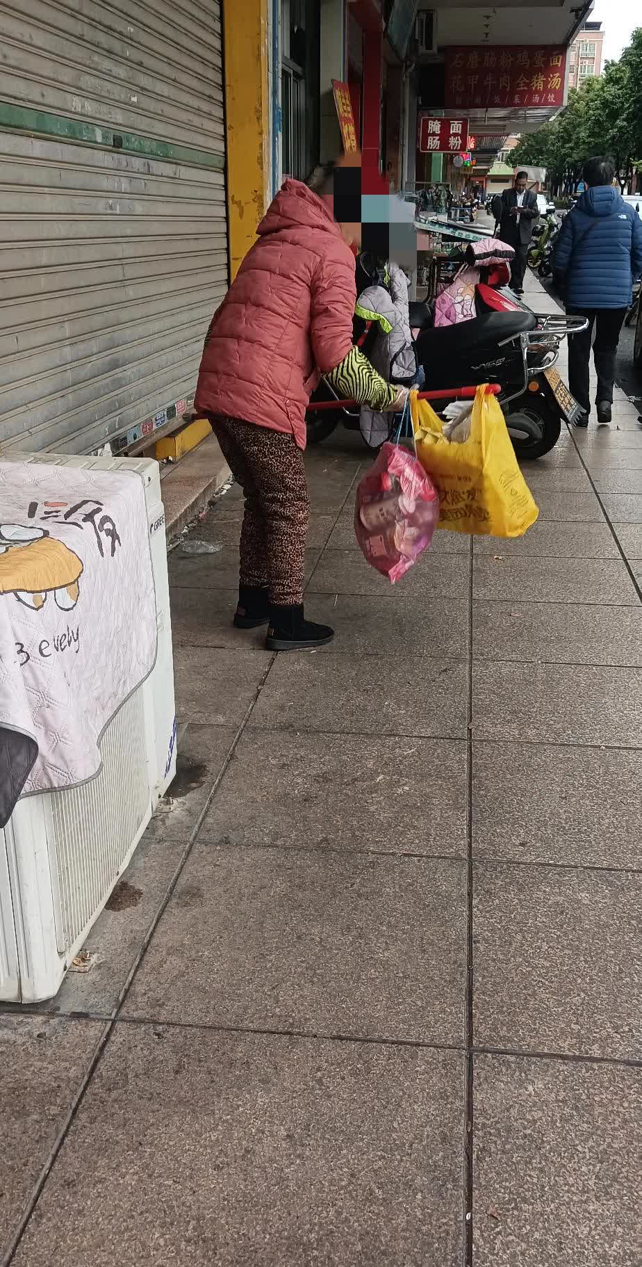 眼前这个到处穿梭于大街小巷拾废品的老人，谁知道他的儿子儿媳妇竟然是小超市的老板呢