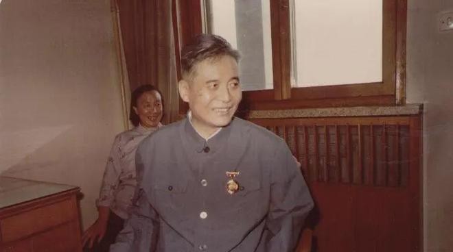 1986年，弥留之际的邓稼先向中央提出一份建议书，指出世界上的核弹理论水平接近极