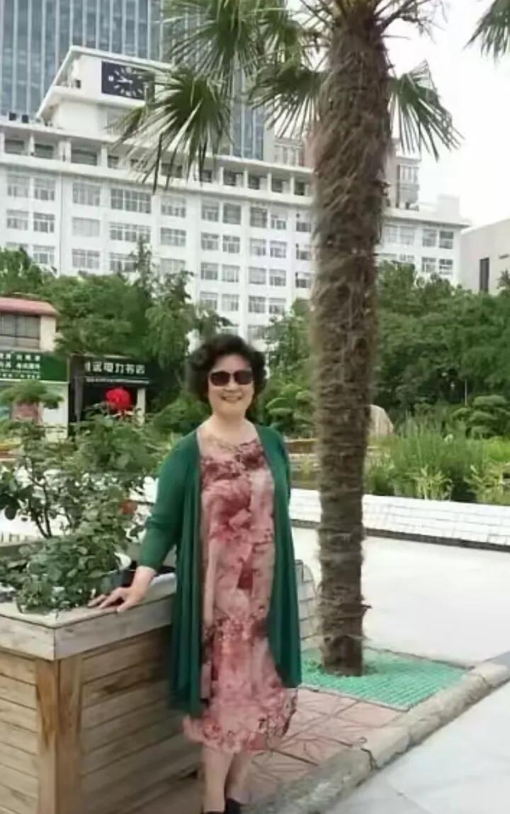 在公园里拍照的这一位中年大妈，看着很优雅，没有露胳膊露腿都，想必她年轻时候应该是