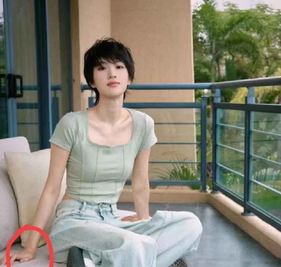 我奶奶看了姚安娜的照片

奶奶看完后若有所思

突然冒一句话：我看姚安娜