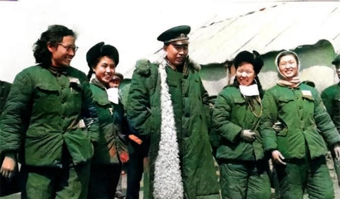 1954年，王震被一县长拷了起来，王震怒道：“你没枪毙我，算我王震命大！”
王震