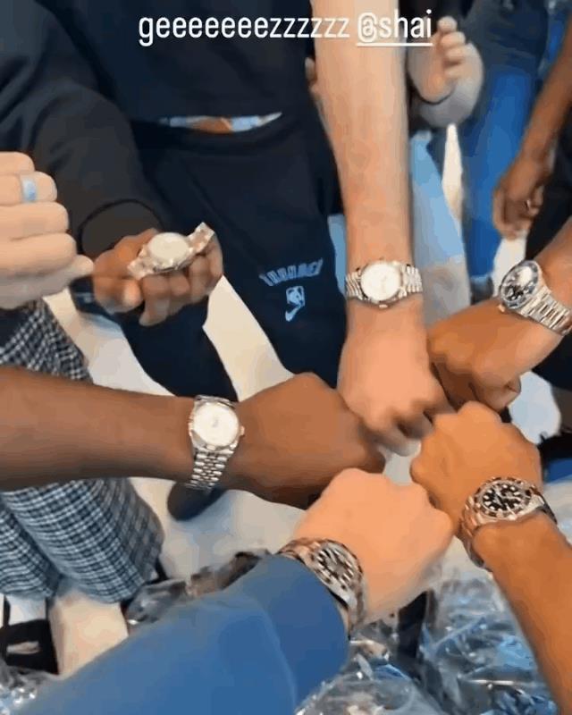 大出血！SGA送队友劳力士+大礼包庆祝MVP。
应该再预购一批，等夺冠了再送，打