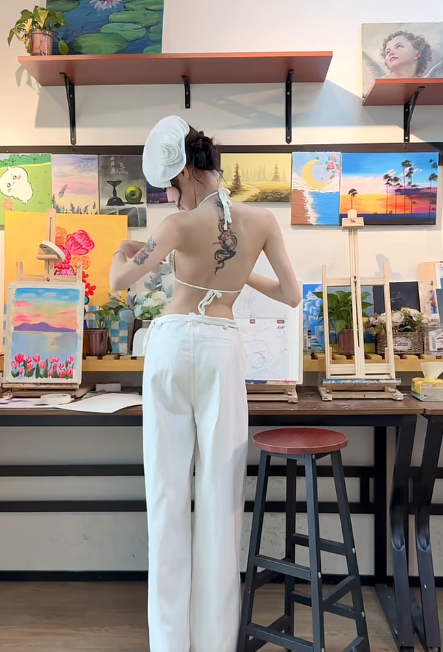 她这是低头在看什么呢？