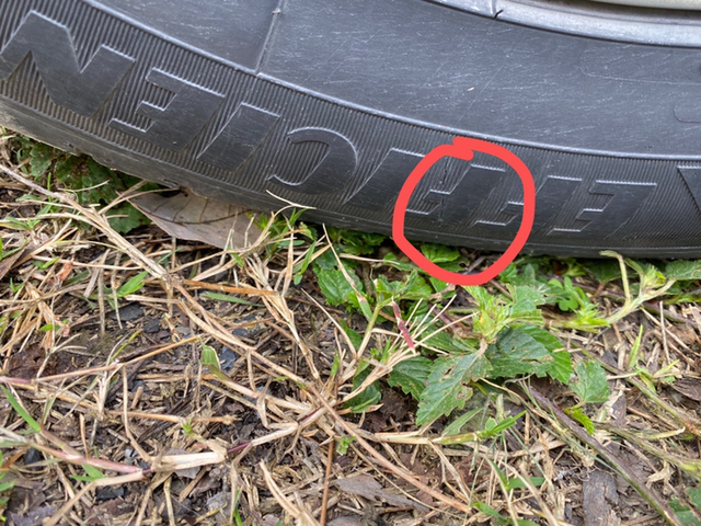 君威这轮胎要不要换
兄弟们，君威36000公里了，今天发现前轮轮胎这样，有点裂缝