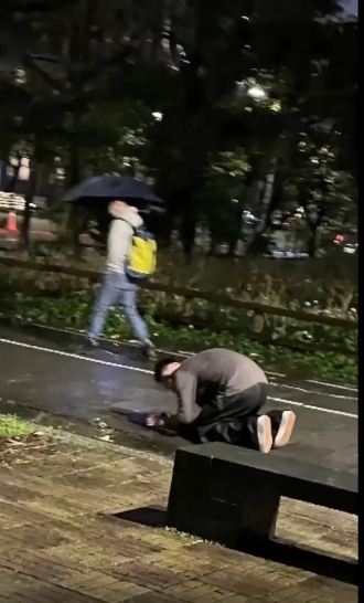 汪小菲，要控制好情绪啊。
如果真要争夺抚养权，汪小菲当下要做的是，控制情绪别躺在
