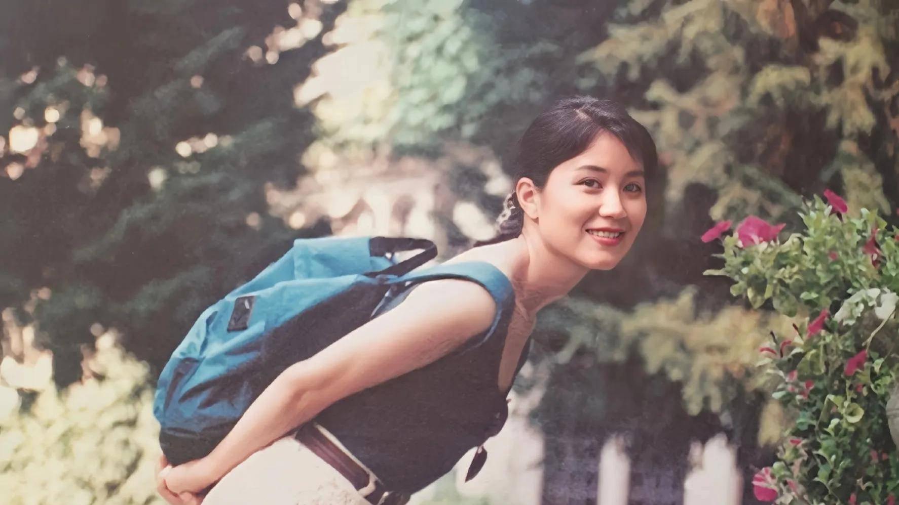 她出身演艺世家，却在当红时为初恋出国打工，父亲去世太心痛，如今过得如何了？