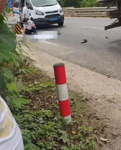 【事发琼海！一货车超车刮倒摩托车，致一死一伤】6月17日上午9点多，位于琼海市嘉