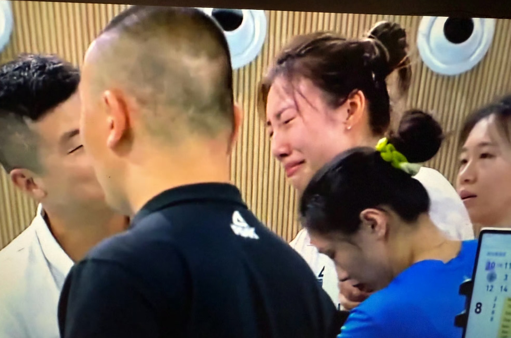 前中国女排队员陈佩妍哭成了泪人[流泪][流泪][流泪]代表广东女排出战的接应陈佩