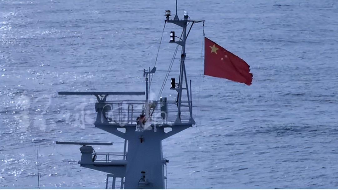 泪目！国庆当天，黄岩岛举行升旗仪式！海警巨舰就位，菲方不敢动
