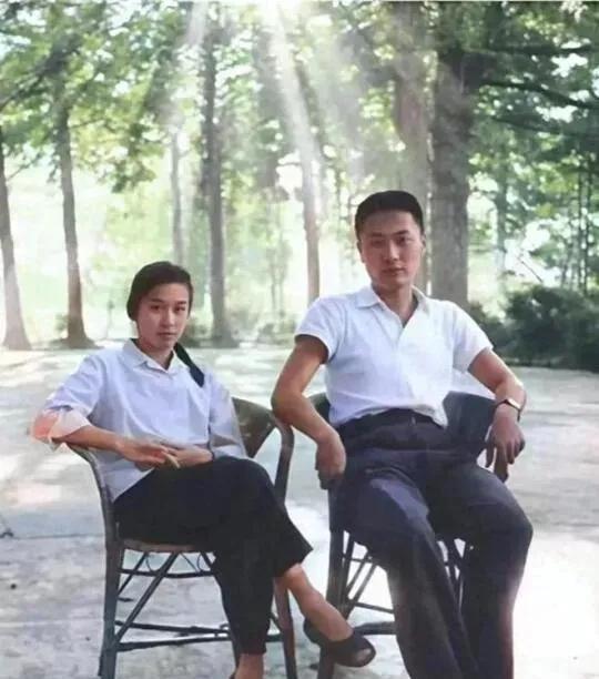 陈毅元帅的小儿子陈小鲁与家人在一起，合影留念，永恒的回忆！