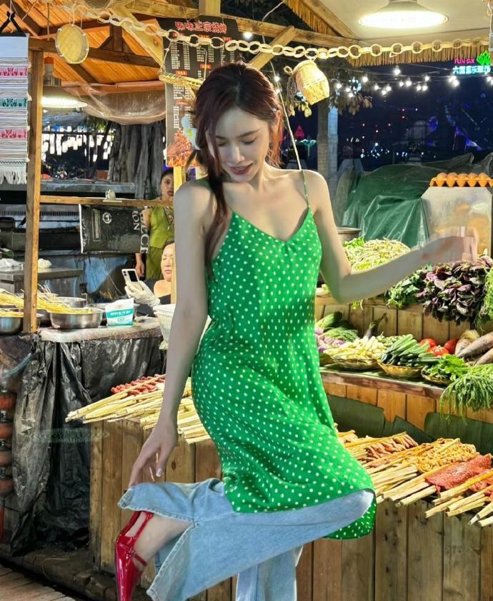 一觉醒来，王楚钦又占据了热搜榜首，原因竟是一位名为美娜的女士。  这则消息迅速传