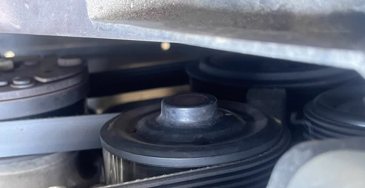 我开了12年的车，跑了10万公里。

说明书说十年该换正时皮带，去修理店，皮