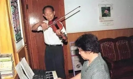 1947年，17岁的袁隆平因为“个子太小”，没有被老师选上游泳选拔赛。袁隆平很不