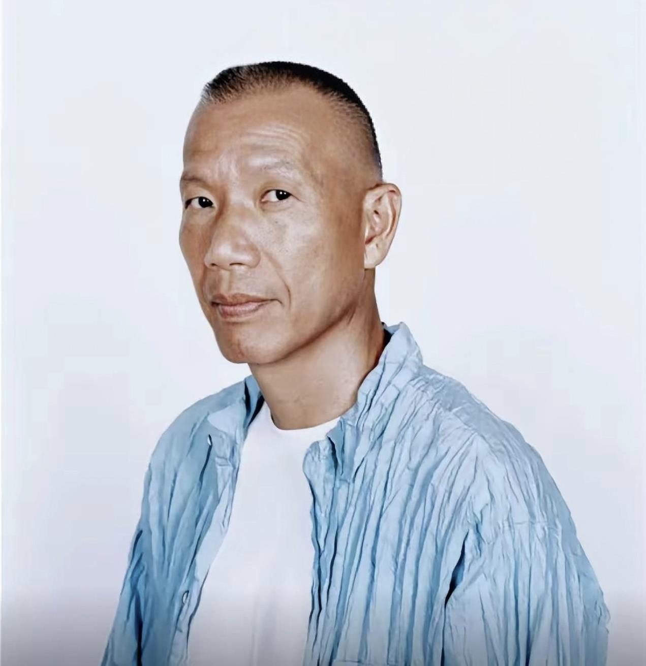 始祖鸟联手蔡国强在喜马拉雅山脉打造的一场艺术烟花秀事件仍在进一步的发酵。
面对公