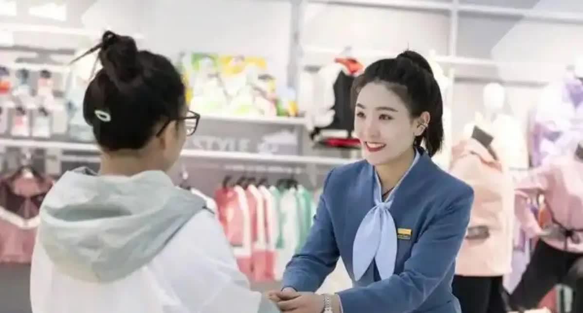 前几天和闺蜜逛商场，女店员对顾客言谈举止让我们很无语。
我和闺蜜正在一个服装店