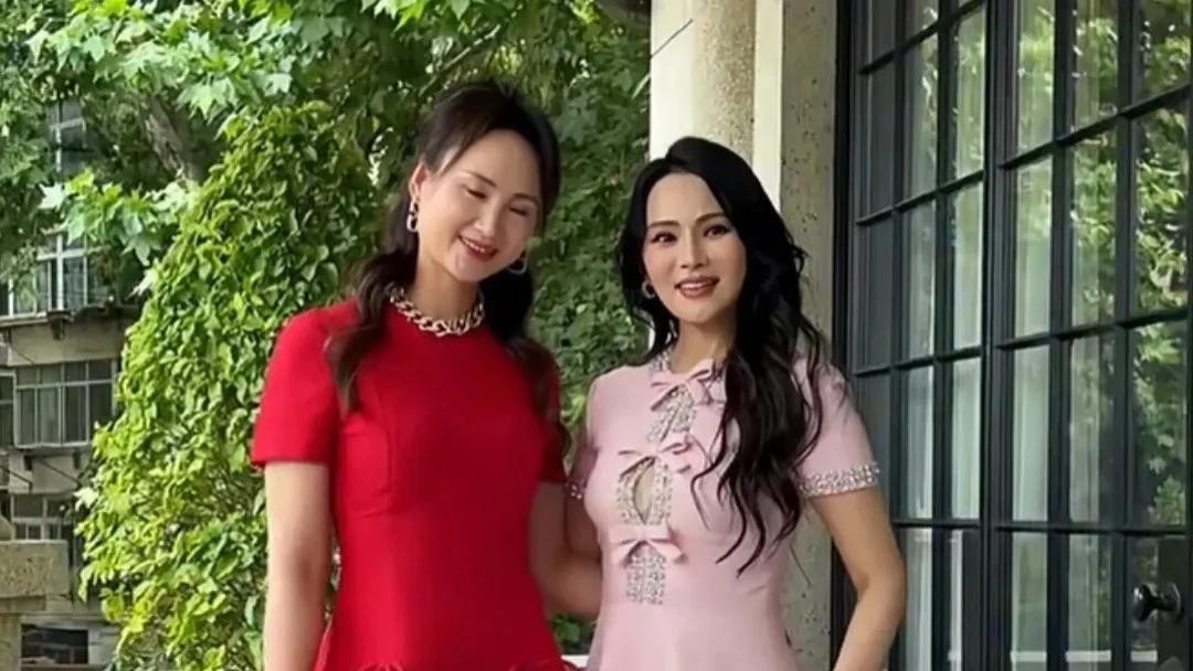 57岁伊能静街头被偶遇，穿死亡芭比粉裙撑开一个孔，身材火辣惹人羡