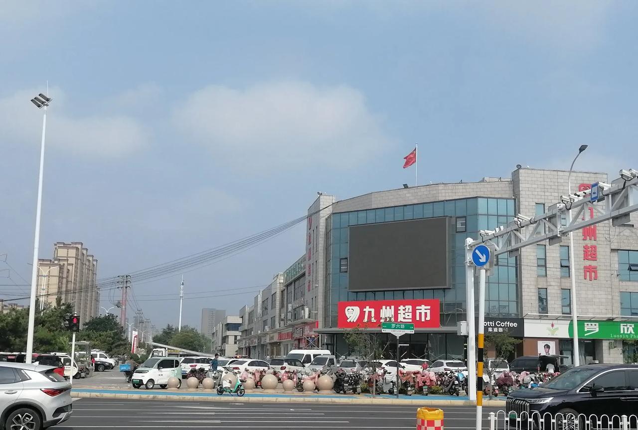临沂这家超市装修即将结束，估计很快营业。
位于罗六路上的九州超市，今早我看见应该