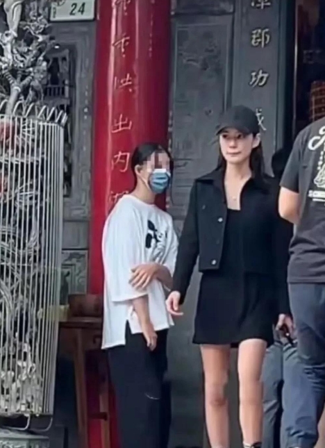 小玥儿近期随父亲汪小菲现身引发热议。

此前在台湾生活时，孩子从未被媒体捕捉到清