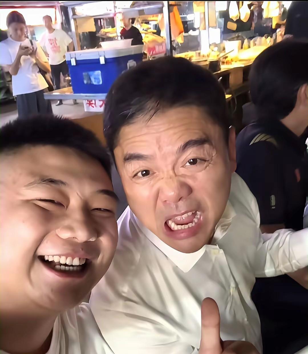 以前都说近乡者怯，东哥看来是打破了这一传统，越是回到老家，越轻松，越松弛，完全没