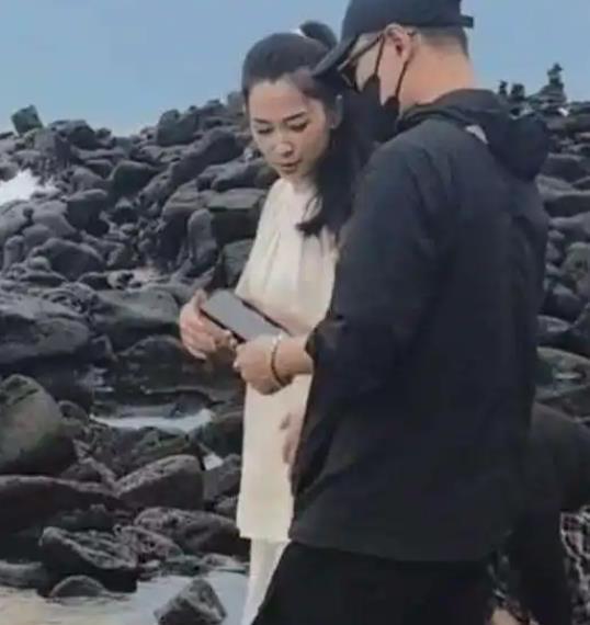 #森林北大方承认还有个儿子# #森林北首晒儿子# 照后，在网上承认自己不仅有一个