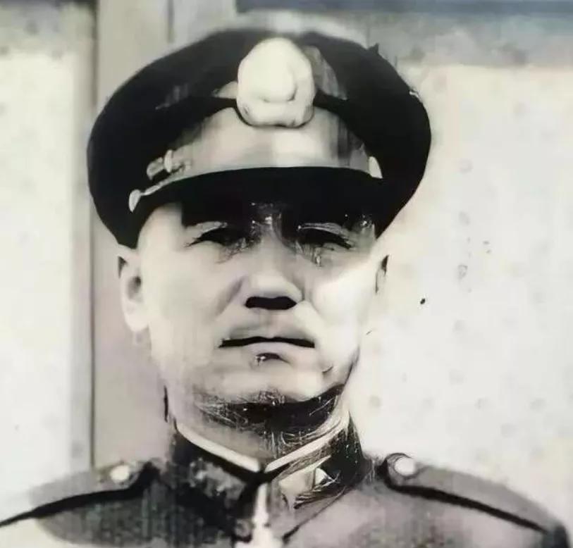 1949年12月，国军军长鲁崇义劝说参谋长何沧浪起义，然而何沧浪却涨红了脸，梗着