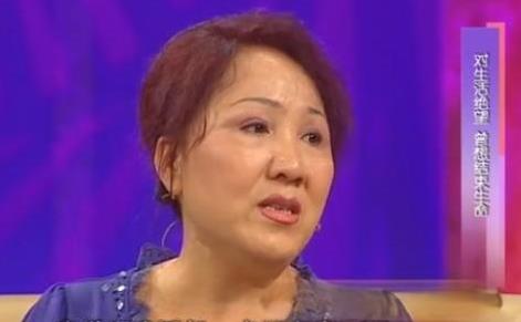 1972年，泥瓦匠张复生娶了城里的女知青，晚上睡觉时，发现妻子的腰变粗了，得知妻