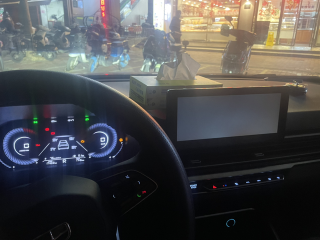 显示屏黑屏
刚提车一个月不到，360直接黑屏了，我了个去