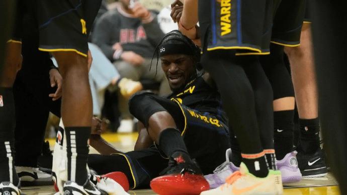 太拼了！巴特勒防守落地右膝受伤退赛，离场前还问裁判有没有两次罚球