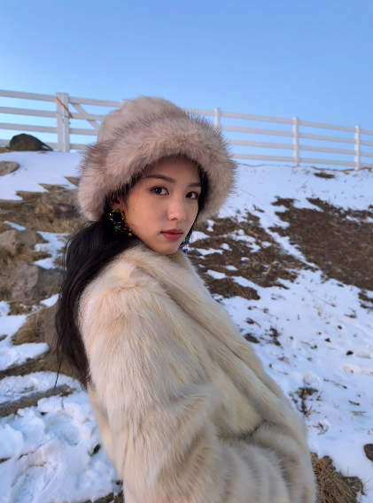 在冰岛到处被偶遇的小周也向你投来一组旅行明信片