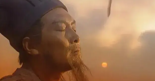 诸葛亮封神的三个缘由！三国乱世，诸葛亮成为这场职场大乱斗中的佼佼者，那他到底比周