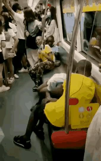 《狂 》
如今中国已很强，
外国小孩如此狂。
他们嬉闹国人站，
…………？
拋砖