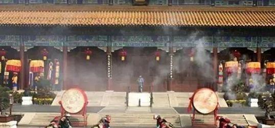 张廷玉试探着问乾隆：“臣近八十岁了，可不可以荣归故里了？”没想到，乾隆“唰”得变