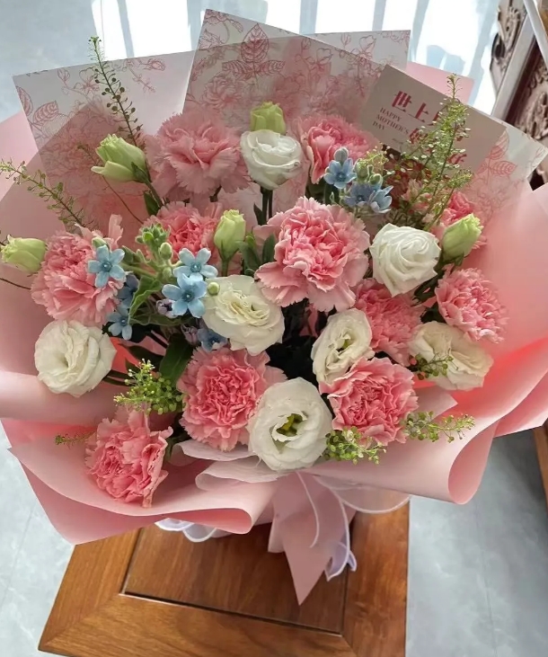 生活真的需要仪式感！
母亲节给妈妈定束花，妈妈嘴上说着浪费这钱干啥，摘豆角的手却
