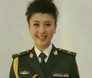 闫学晶，一个二人转演员，什么时候变成军人了？而且是5种军装加身，每一种看上去都是