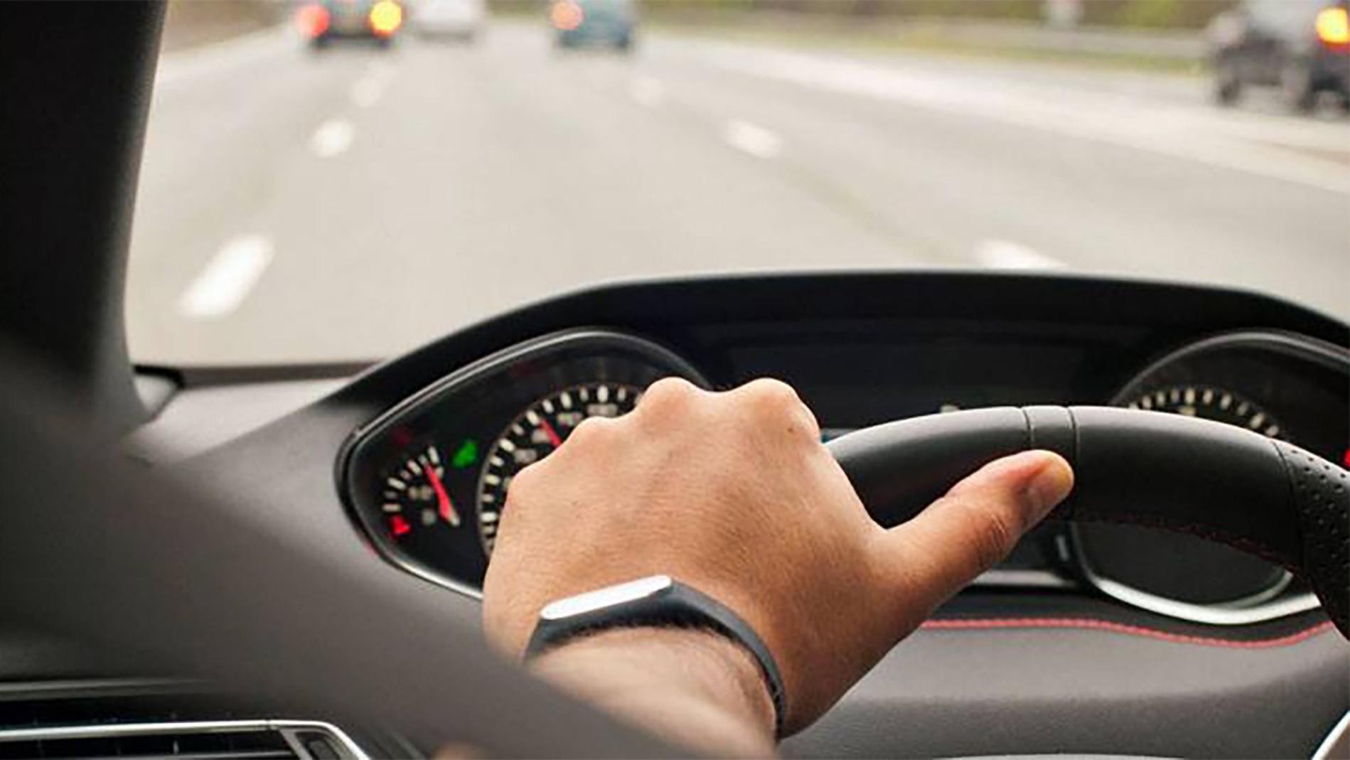 单手开车：为啥大多数司机更爱用左手？