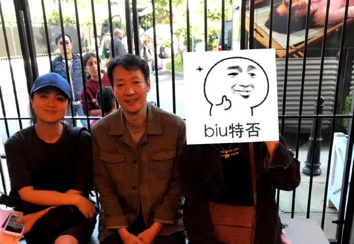 朱媛媛与老公辛柏青2020年在法国旅游的照片，他们两夫妻一直都很红，即使到了法国