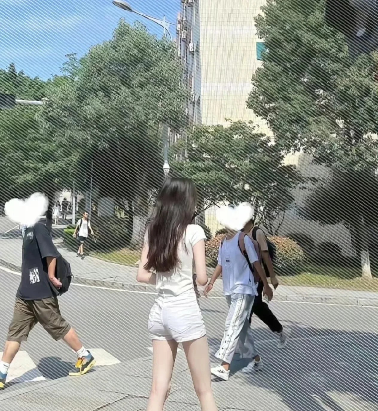现在的女大学生个头真高，今天路过母校理工大学，在学校转了一圈，宿舍楼前个个美女都