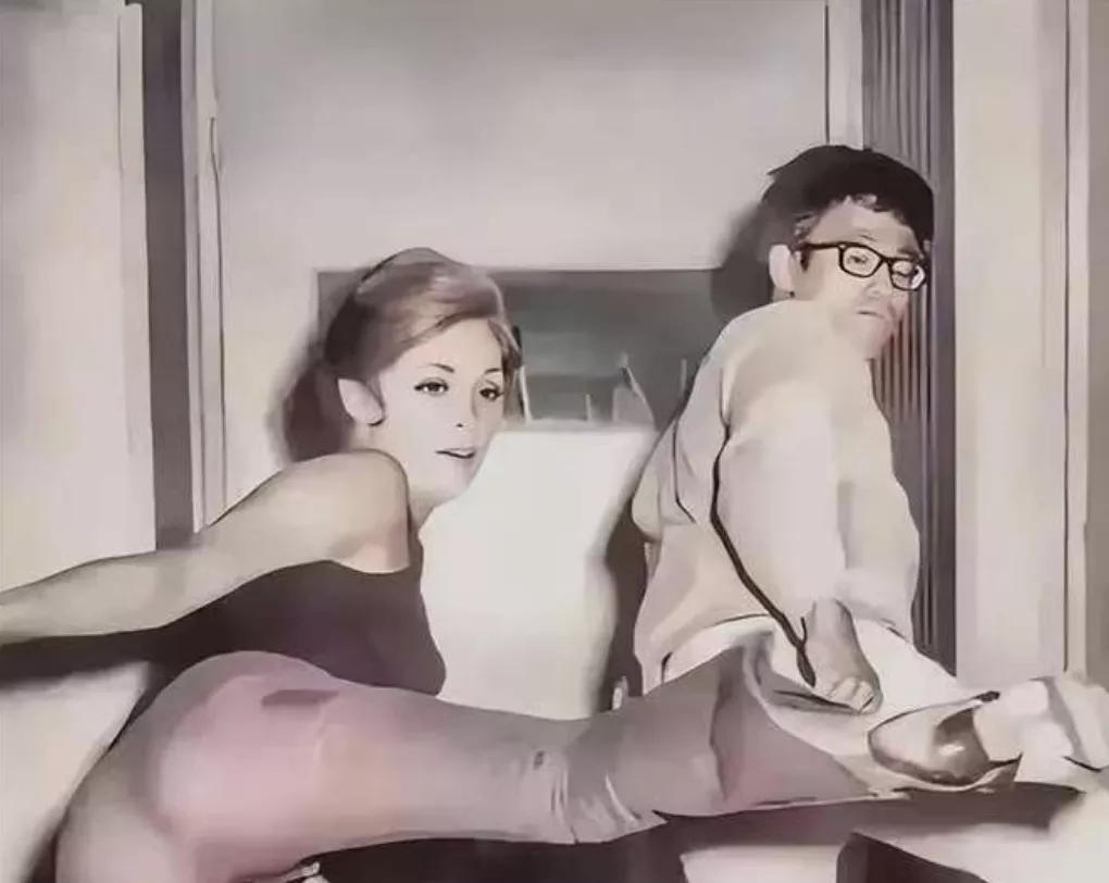 1968年，绝色女星莎朗·塔特聘请年轻帅气的李小龙，当自己的私人教练，李小龙时常