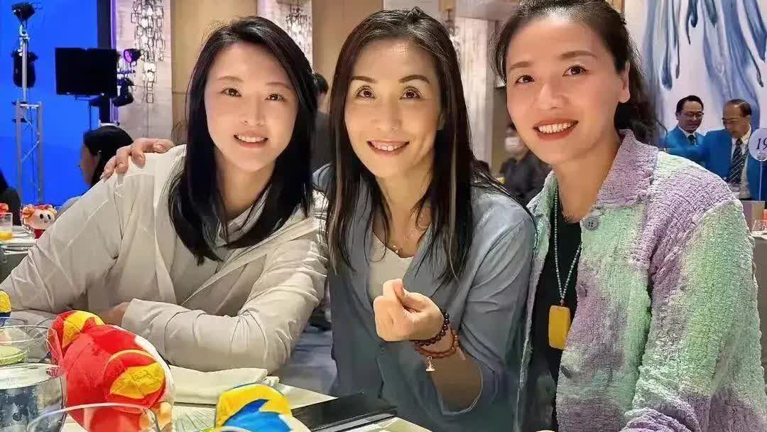 这张照片拍摄于2019年，中国女排三位队长共同出席某活动时的合影。
照片中左边