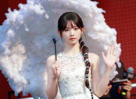 田曦薇的可可爱爱，这组红毯妆造超不错的，多来一点！