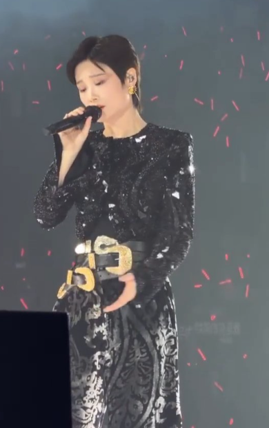 李宇春演唱会造型玩出时尚新高度，仨腰带上身快系到脖子，妥妥哪吒混天绫同款！搭现场