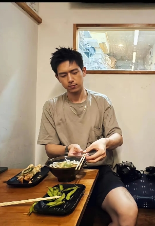 我不觉得李现很帅，但是他的演技很好，演爱情剧特别有“性张力”——我好想扑到他的怀