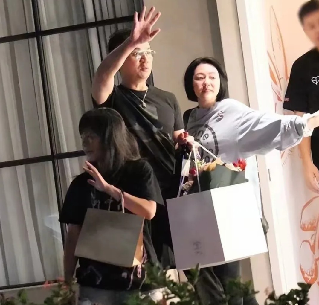 小S庆功宴上，丈夫许雅钧全程贴心搀扶，关键时刻挺身担当；具俊晔日日赴墓地画大S画