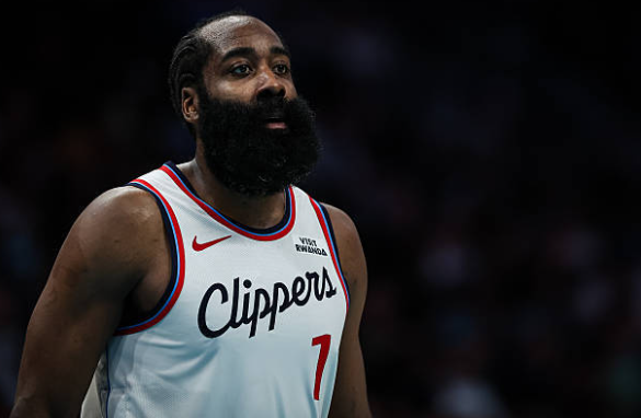 哈登第一节独得27分，全场55分7助攻，快船131-116黄蜂结束三连败。这是哈