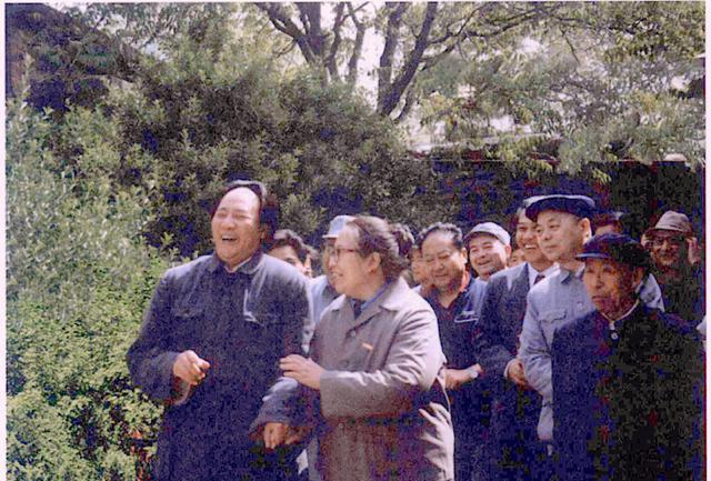 1990年，古月和李讷，留下了一张珍贵的合影，当时，古月正在西柏坡拍摄电影《大决