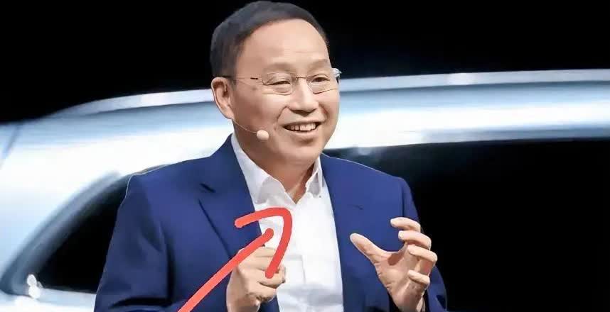 家人们，现在全网最纠结的，估计就是赛力斯董事长张兴海了！不是愁汽车卖不动，也不愁