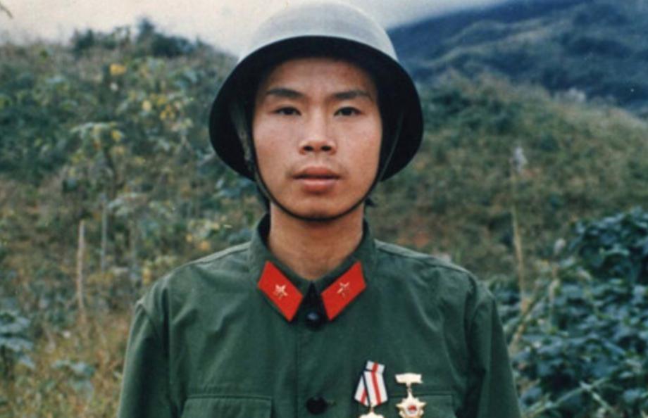 他是老山战场上一位传奇英雄，被授予一等功臣，并被誉为“老山第一兵”称号，他就是老